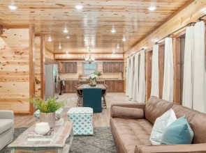 Bluestem by Avantstay Incredible Views w/ Large Balcony & Indoor Pool!