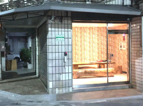 Red 13 Apartment
