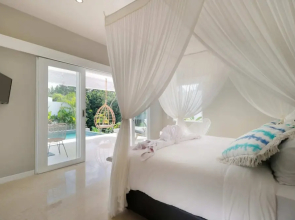 Romantic Jungle Villa, 1 BR, Ubud With Staff