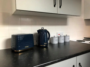 Coventry Cosy House, City Centre, Free Parking, Sleeps 5, by EMPOWER HOMES rates incl VAT