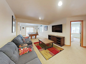 Peaceful W/ Private Hot Tub 5 Bedroom Home