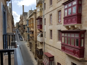 Valletta 2 bedroom sleeps 6 apartment walking distance to centre and the sea