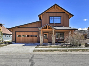 Mtn-view Fraser Home w/ Hot Tub - Near Skiing!
