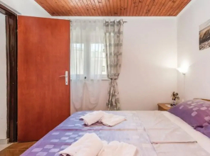 Charming One Bedroom Apartment Povljana