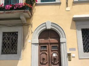 Renovated apartment with 3 bedrooms in an historic palazzo between port and old town