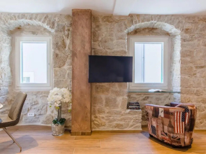 Luxury Apt Petra in 400 year old stone house 4+2