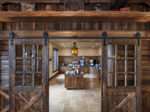 Glacier International Lodge