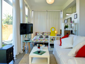 Flatguest Glass House