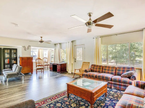 Cedar Creek Reservoir Retreat w/ Fire Pit + Deck!