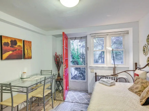 Pet-friendly Great Neck Home ~ 1 Mi to Kings Point