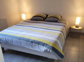COLLIOURE tres bel appart a 150 metres des plages avec jardin prive et parking dans residence securisee