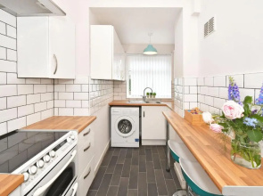 Wistaston House by YourStays 5 Bedroom House with TV in each room