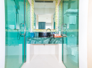 Курортный отель Fishermen's Harbour Urban Resort