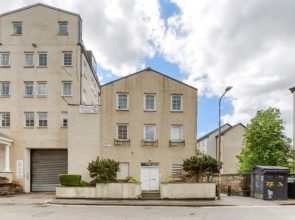 Central Bright 3 Bed Flat with Pool & Parking
