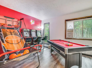 Wooded Tobyhanna Home w/ Fire Pit & Lake Access!