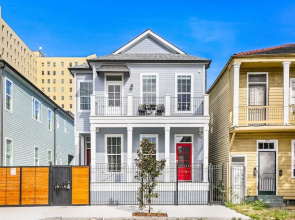Modern 5 BR Condo - Large Pool - Near Everything