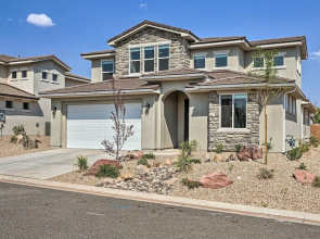 Private Hot Tub & Community Pool: Washington Home!