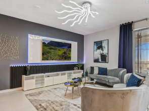 Luxury 28 Guest Home w Games, Cinema and More!