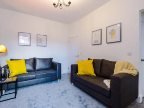 Spacious 4-bed house in Crewe by 53 Degrees Property, ideal for Business & Contractors, Great Location - Sleeps 8