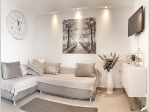 Polychrono New 2 Bedroom Apt. Just By The Sea!