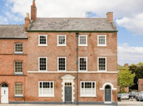 Luxury Listed Townhouse 350 Yds From Racecourse