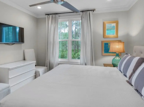 4 Minutes to Beach + Community Pool ~ Stunning Modern Home for 12