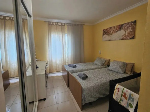 1 Bed Apt Sleeps 5 - Indoor Pool - Free Parking