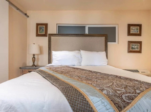 Oceanfront Malibu Beach House 1 bdr 4 Sleeps