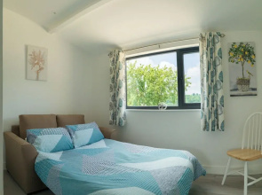 Modern Apartment in the Cotswolds Sleeps 6