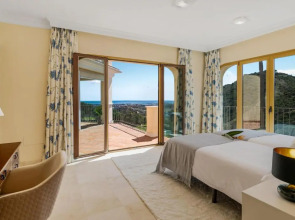 Villa in Los Arqueros Golf