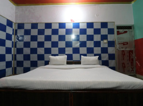 Capital O 82585 Honey Hotel
