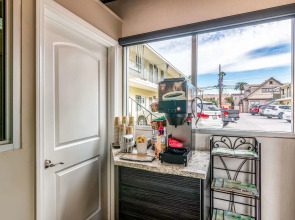 Inn at 50 at Long Beach Convention Center