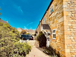 Cotswold Chic Retreats "Jacinabox" 5 Star Chipping Campden-Parking-Garden