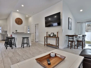 Rutland's Hidden Gem: 2 Br/1ba Renovated Home Close To Everything 2 Bedroom Home