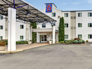 Motel 6 Roseburg, OR