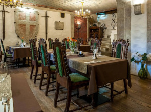 Отель Three Crowns Residents