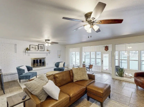 2 BR Lakefront Home W & Dock, Patio & BBQ Grill