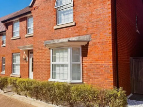 High END Spacious 4 Bed House - Free Parking