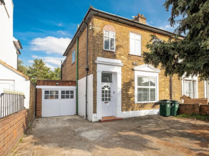 Heathrow Living Stanwell Serviced House