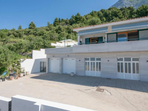 Amazing Home in Makarska With Wifi and 3 Bedrooms