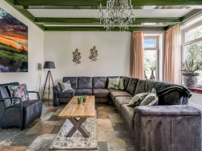 Stylish Farmhouse With Spa Tub