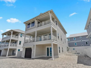 Gulf Views, Pool, Rooftop Lounge & Private Beach Heavenly Day by Avantstay