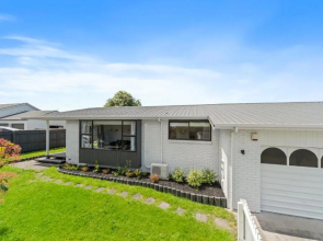 Garden Grove Gem - Lake Taupō Holiday Home
