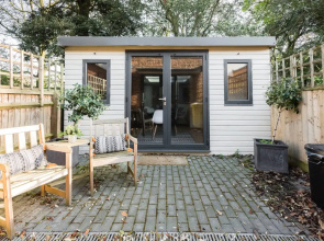 The Navy Court - Scandinavian Inspired 4BDR Central Home