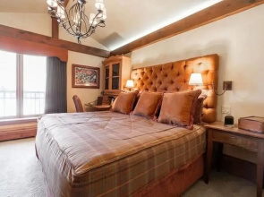 Village Center 5h 3 Bedroom Condo