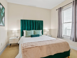 Walk Score 91 Balcony Near King ST Fast Wifi