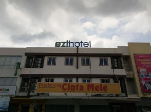 OYO 89407 EZI Hotel