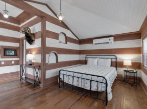 Stunning New Home With Hot Tub Just 1 Mile From Main St!