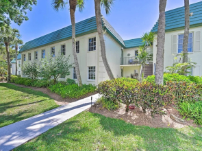 Naples Condo w/ Enclosed Balcony & Lake Views!