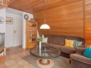 Reetdachhuette im Birkenhain